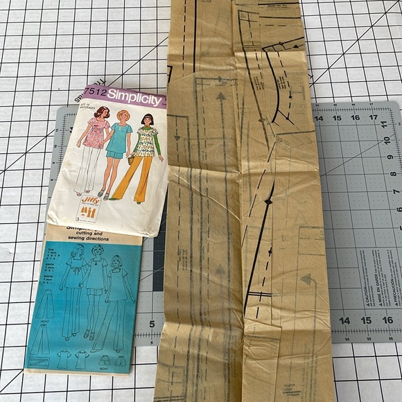 Vintage Simplicity Maternity sewing pattern, size 14, Bust 31-38, copyright 1976 - Picture 5 of 5